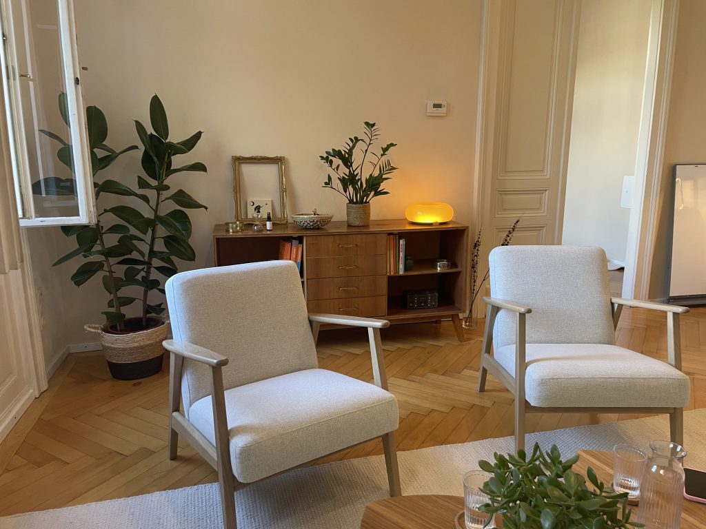 Psykoterapi på svenska i Wien Mottagningsrummet med fåtöljer och soffa
