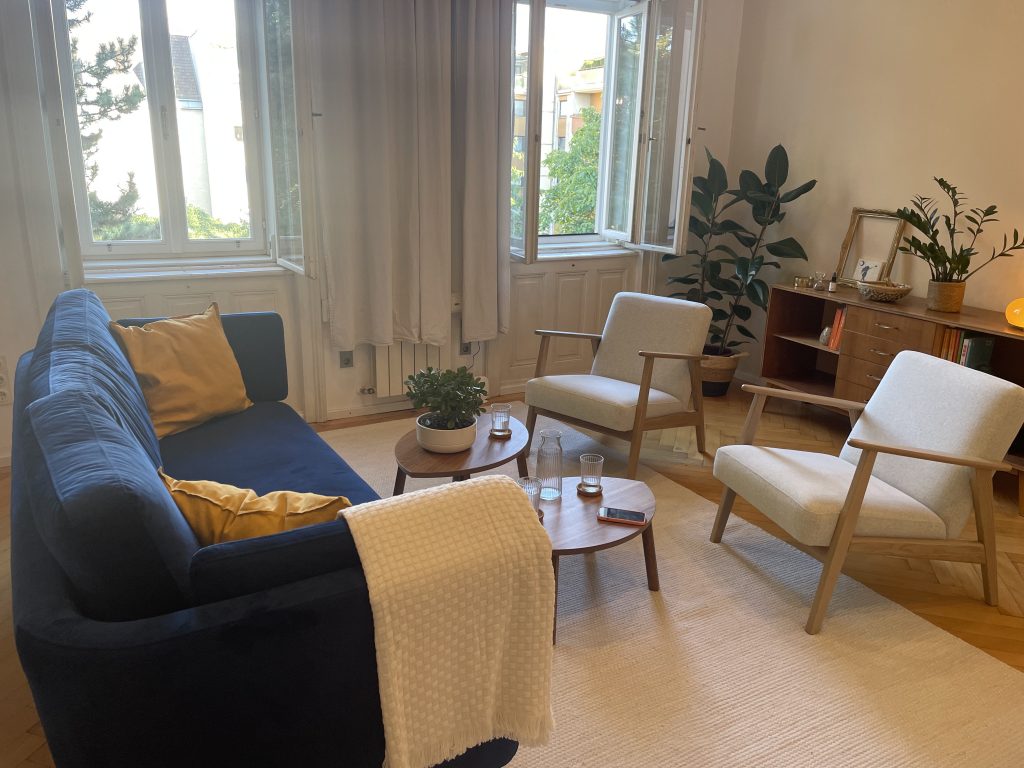 Sitzbereich der Praxis mit Sofa, Sesseln und Sideboard