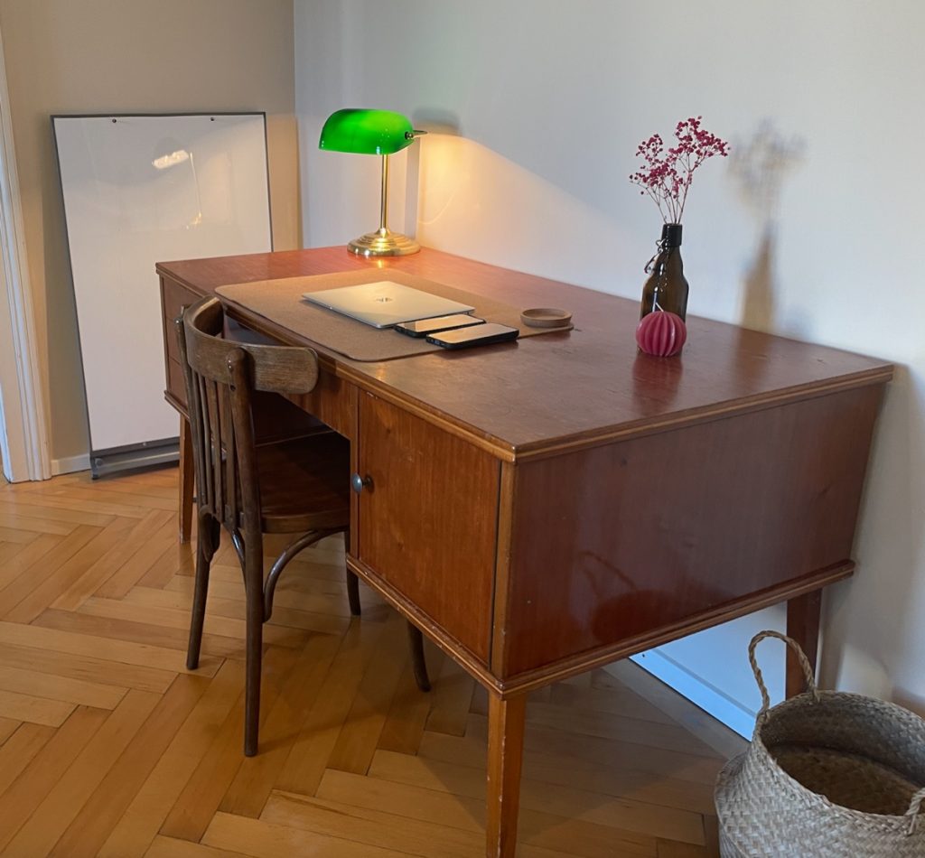 Psykoterapi på svenska i Wien Skrivbord i mottagningen