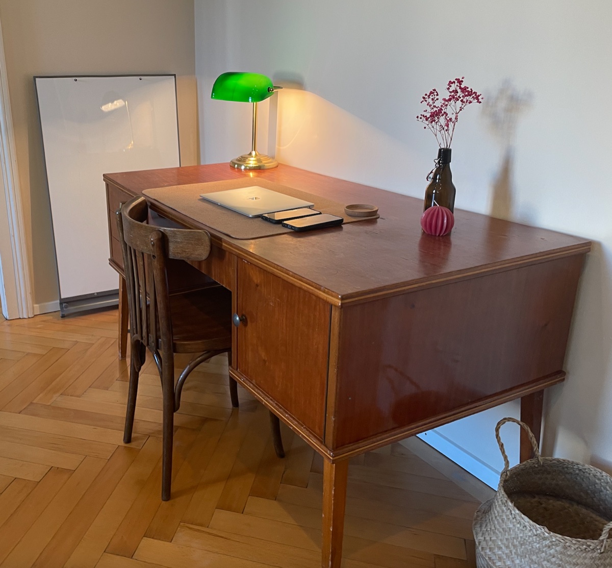 schreibtisch