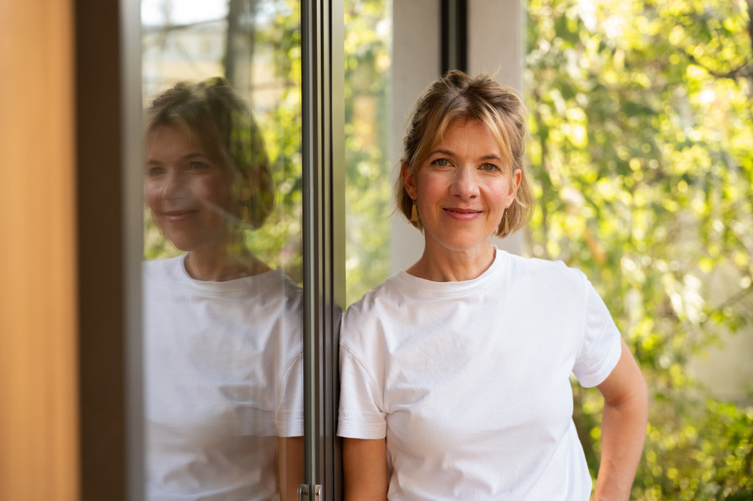 Lisa Badura am Fenster ihrer Praxis in Wien Hietzing